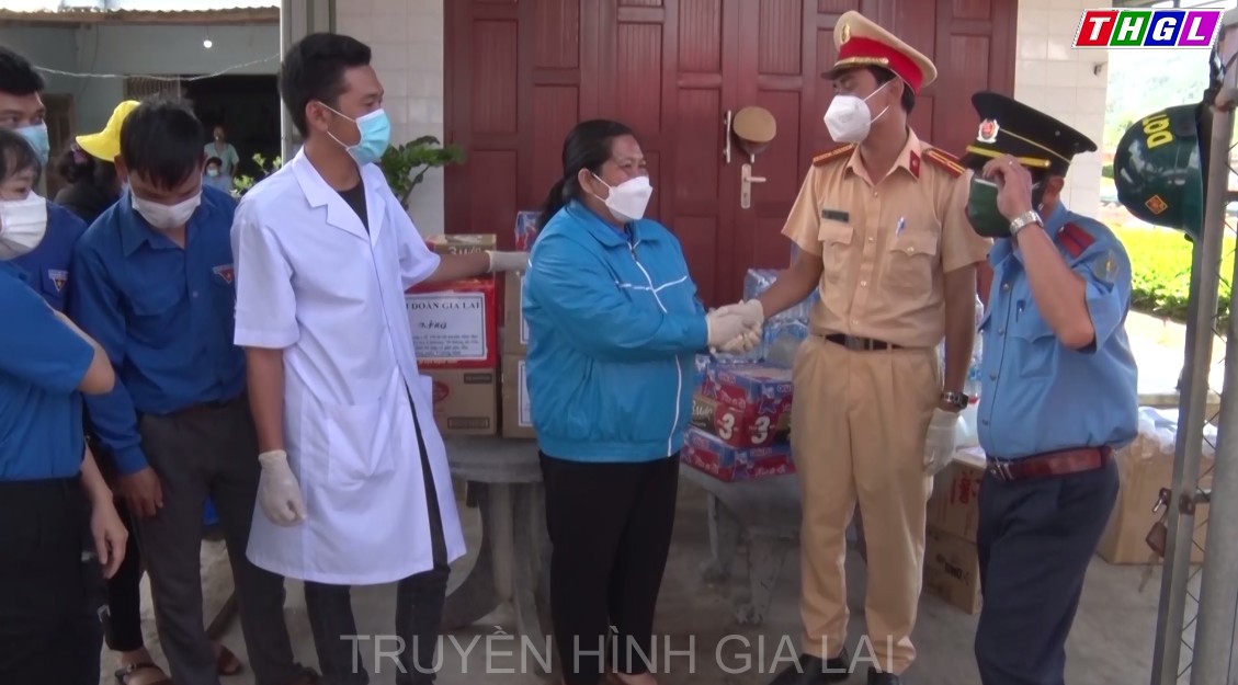 Tỉnh Đoàn Gia Lai trao tặng vật dụng y tế cho chốt kiểm soát phòng-chống dịch Covid-19