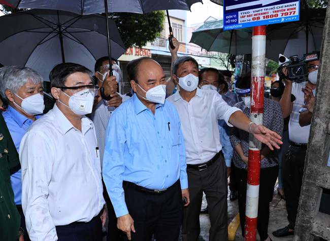 Chủ tịch nước Nguyễn Xuân Phúc thăm đồng bào TP Hồ Chí Minh