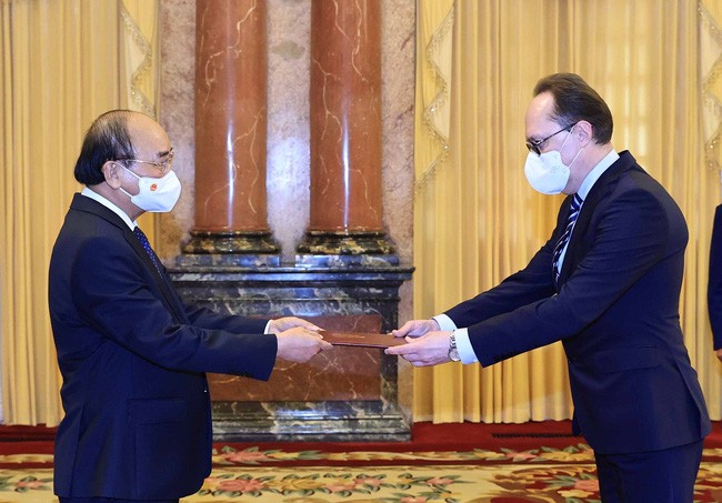 Chủ tịch nước tiếp Đại sứ 4 nước đến trình Quốc thư