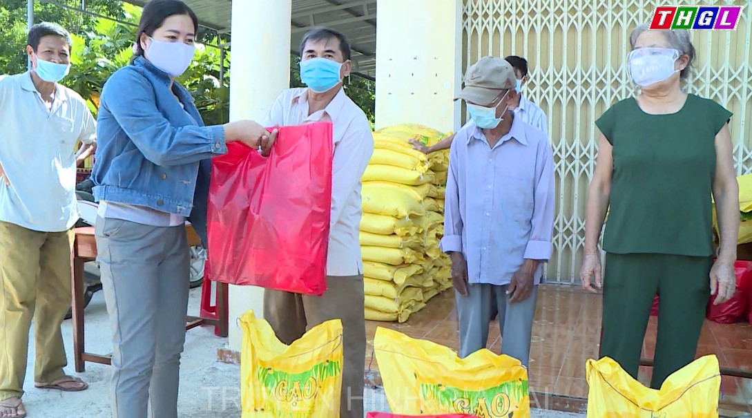 Trao 55 suất quà cho các hộ tại thị xã Ayun Pa gặp khó khăn do dịch Covid-19