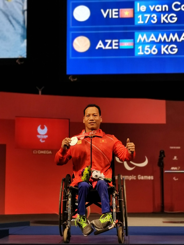 Lê Văn Công giành HCB Paralympic Tokyo 2020 nội dung cử tạ hạng cân dưới 49kg