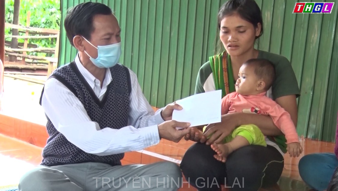 Ban Dân tộc tỉnh Gia Lai thăm hỏi, động viên và tặng quà cho 5 gia đình có trẻ em bị đuối nước và tai nạn thương tích tại huyện Đức Cơ.