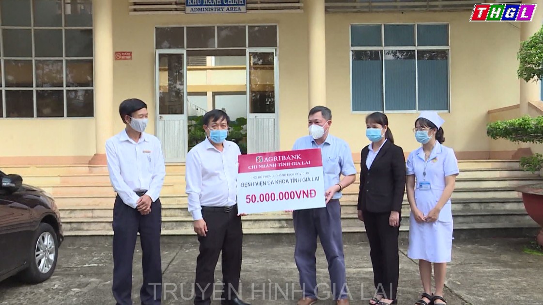 Agribank Chi nhánh tỉnh Gia Lai thăm, tặng quà lực lượng y tế tại tuyến đầu chống dịch Covid-19