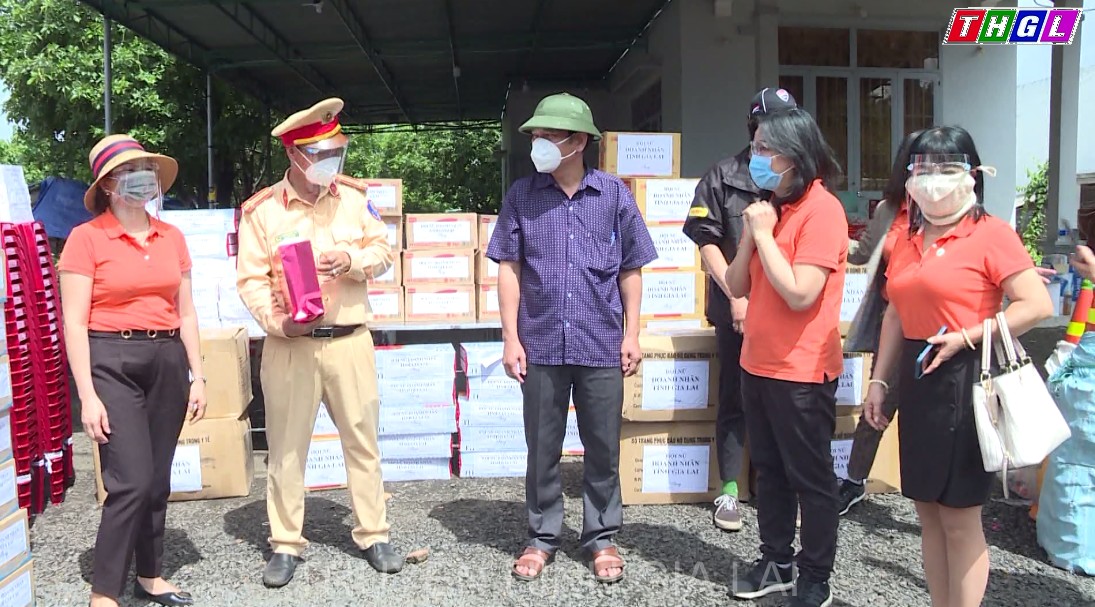 Hội Nữ Doanh nhân tỉnh Gia Lai thăm và tặng quà các chốt phòng, chống dịch Covid-19 Cầu 110