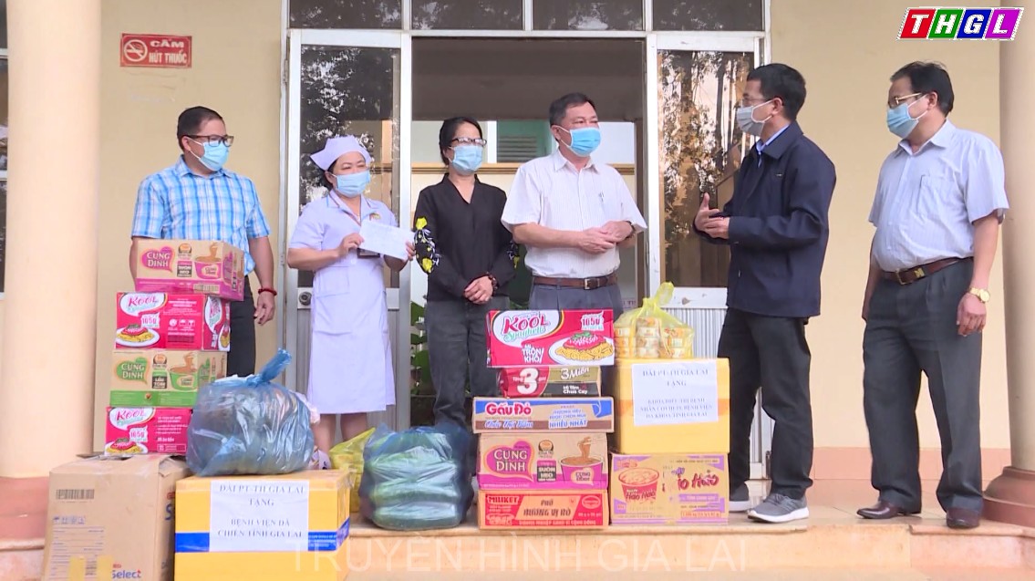 Lãnh đạo Đài PT-TH Gia Lai đi thăm, tặng quà 02 cơ sở điều trị bệnh nhân Covid-19