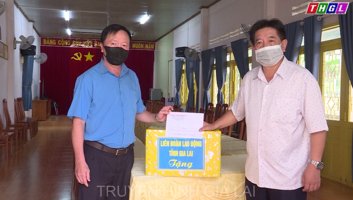 Lãnh đạo LĐLĐ tỉnh Gia Lai thăm, tặng quà các Bệnh viện điều trị bệnh nhân Covid -19
