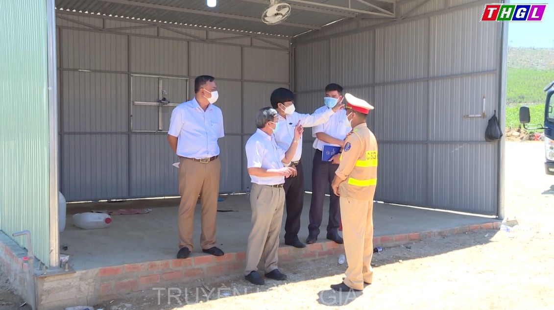 Trưởng ban Ban Tuyên giáo Tỉnh uỷ-Trưởng Ban VH-XH –HĐND tỉnh Huỳnh Thế Mạnh thăm, tặng quà các chốt kiểm soát phòng, chống dịch bệnh Covid-19 tại Đèo An Khê