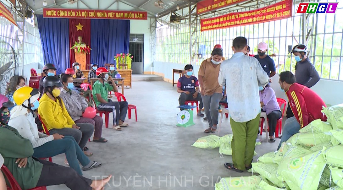 Nhân dân buôn Prong chung sức, chung lòng xây dựng nông thôn mới