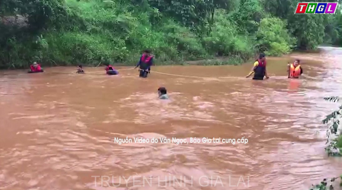 Nỗ lực tìm kiếm cháu bé 4 tuổi bị nước cuốn trôi