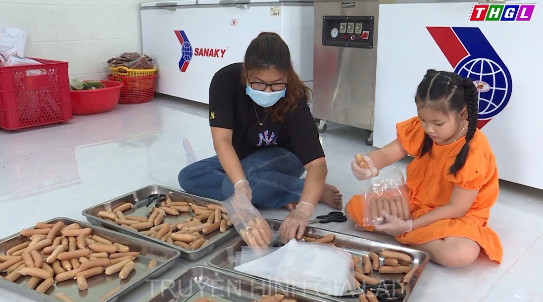 Ở nhà cùng con trong mùa dịch là sợi dây gắn kết yêu thương