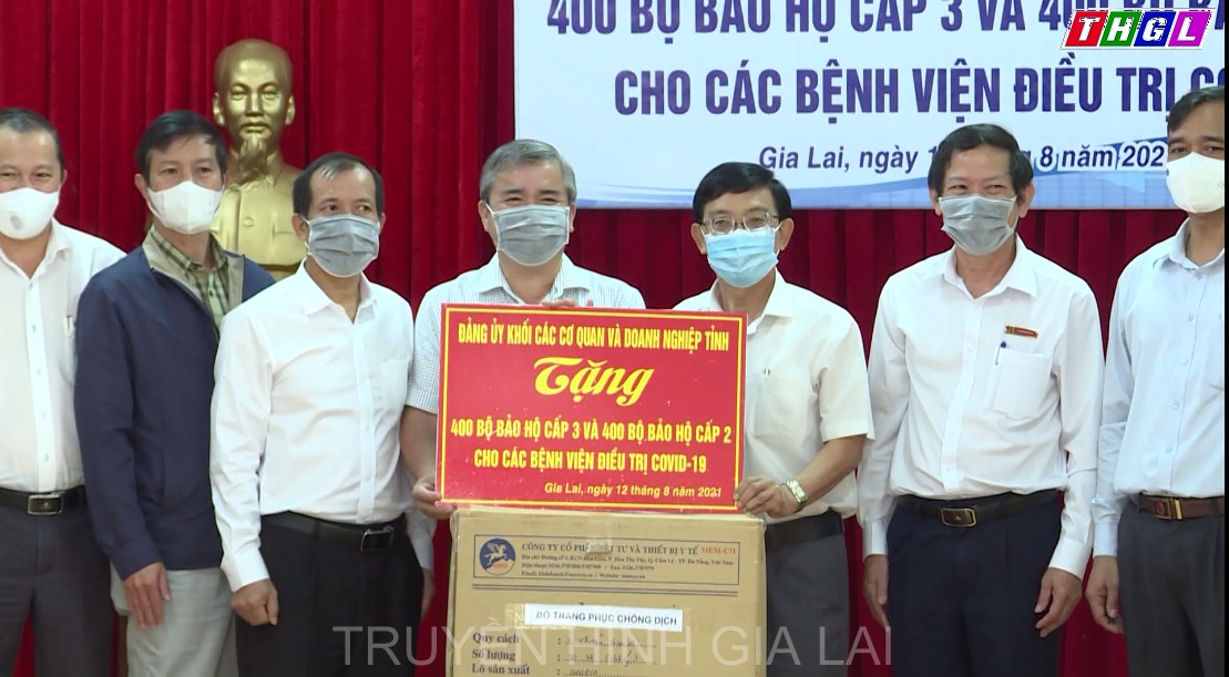 Trao tặng 800 bộ bảo hộ cho các bệnh viện điều trị Covid-19
