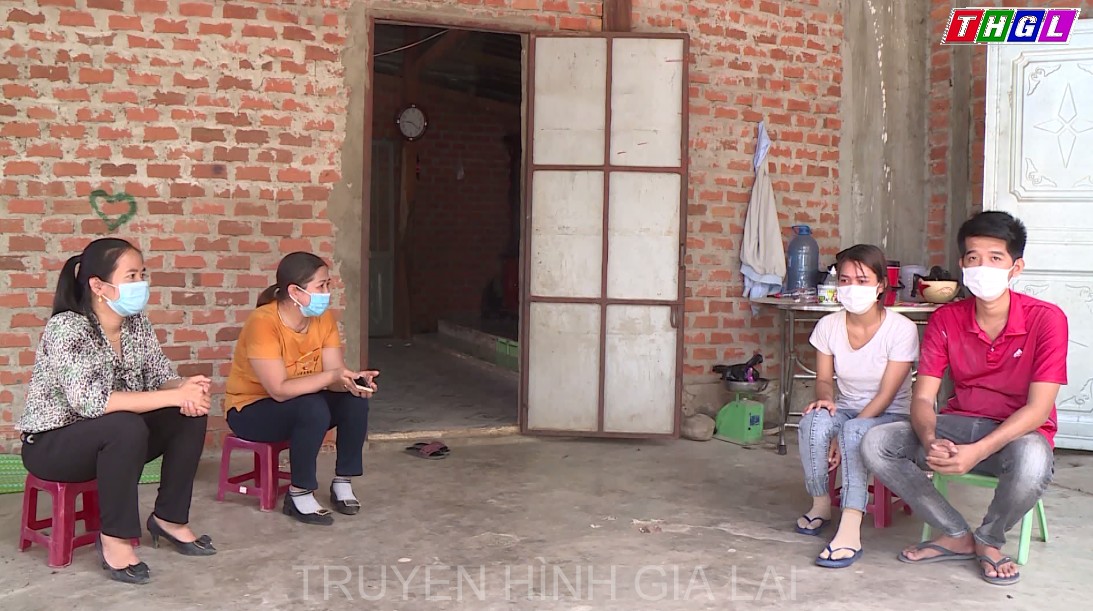 Xã Ia Rmok thăm hỏi, động viên gia đình có trẻ bị đuối nước