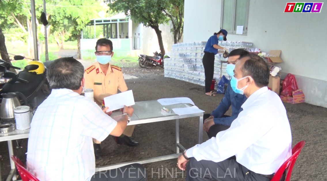 Lãnh đạo HĐND tỉnh thăm, tặng quà chốt kiểm soát phòng, chống dịch Covid-19 tại Cầu 110, huyện Chư Pưh