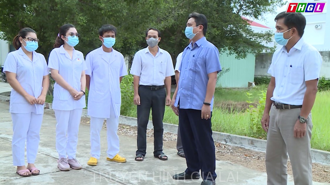 Thăm, tặng quà cho đội ngũ y tế tuyến đầu chống dịch Covid-19 tại Trung tâm Y tế thị xã Ayun Pa