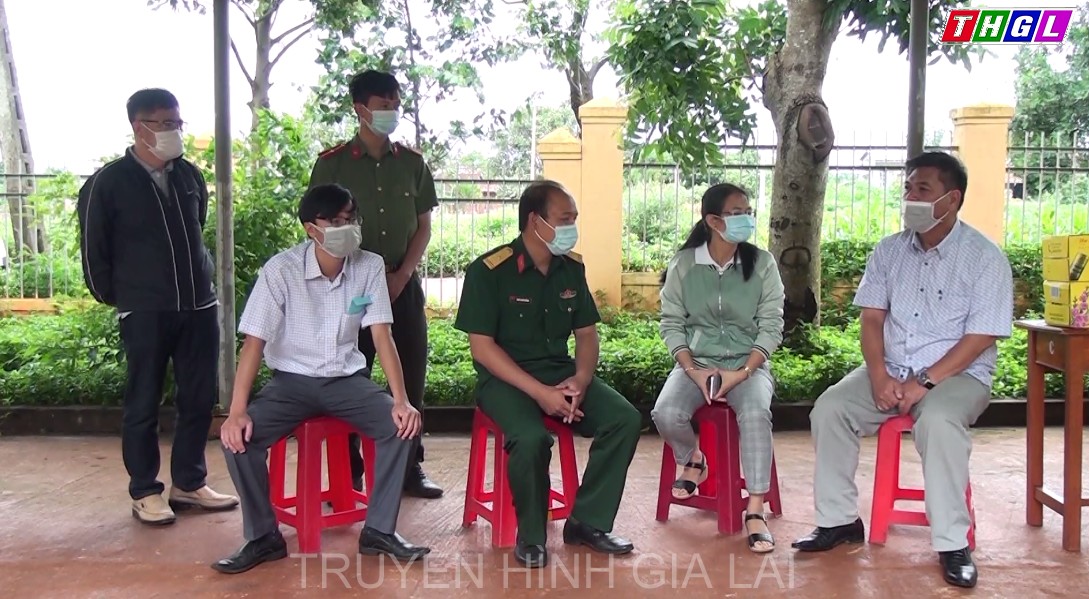 Đồng chí Kpă Thuyên – Tỉnh ủy viên, Phó Chủ tịch UBND tỉnh Gia Lai thăm, tặng quà khu cách ly tập trung.