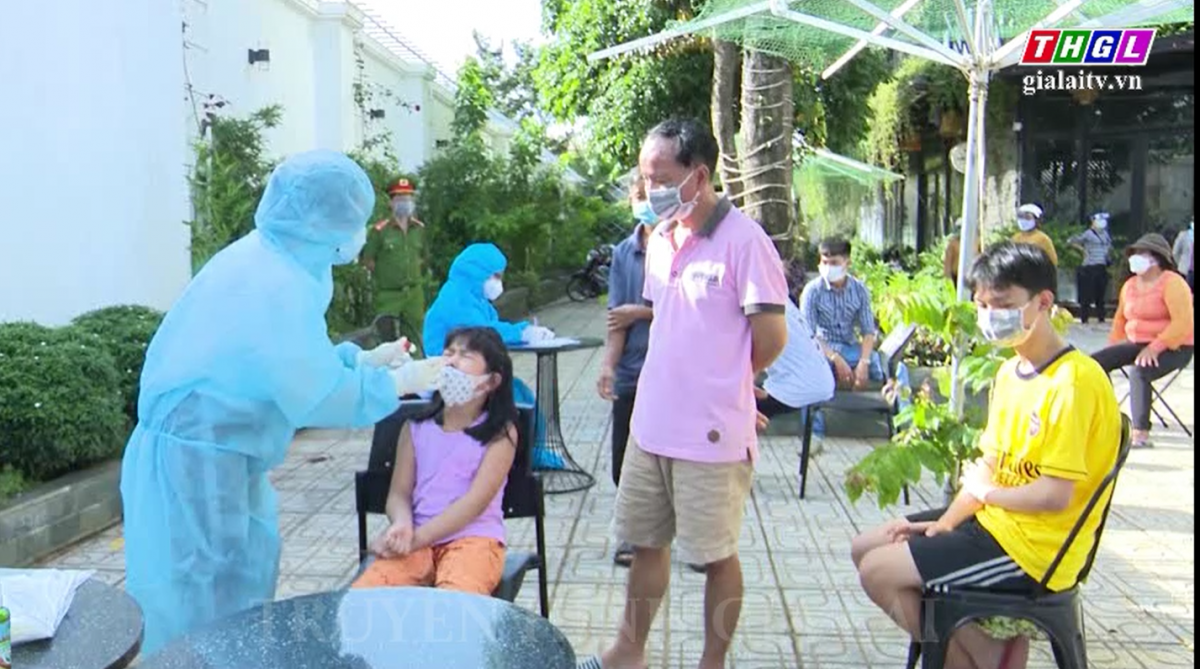 Tp.Pleiku lấy mẫu xét nghiệm cho người dân các khu vực liên quan tới ca mắc Covid-19