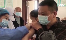Lo ngại đợt bùng phát dịch mới, Trung Quốc chạy nước rút tiêm vaccine