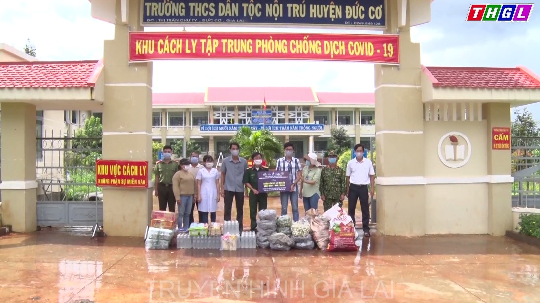 Đoàn từ thiện tặng quà khu cách ly và chốt tại Đức Cơ