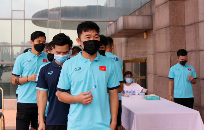 ĐT Việt Nam hội quân trở lại, thực hiện nghiêm quy định phòng, chống dịch COVID-19