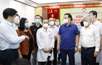 Chủ tịch Quốc hội thăm hỏi, động viên các cán bộ y tế tình nguyện vào tâm dịch