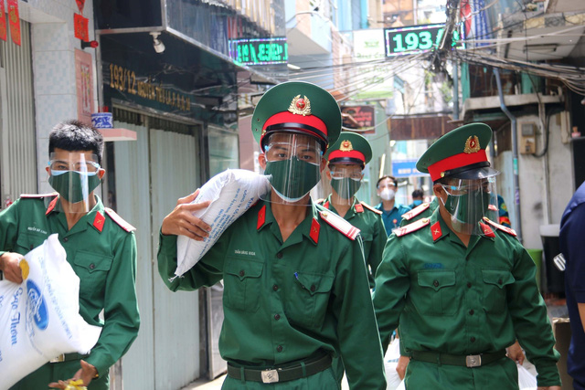 Bộ đội mang nhu yếu phẩm đến từng hẻm nhỏ, từng nhà F0