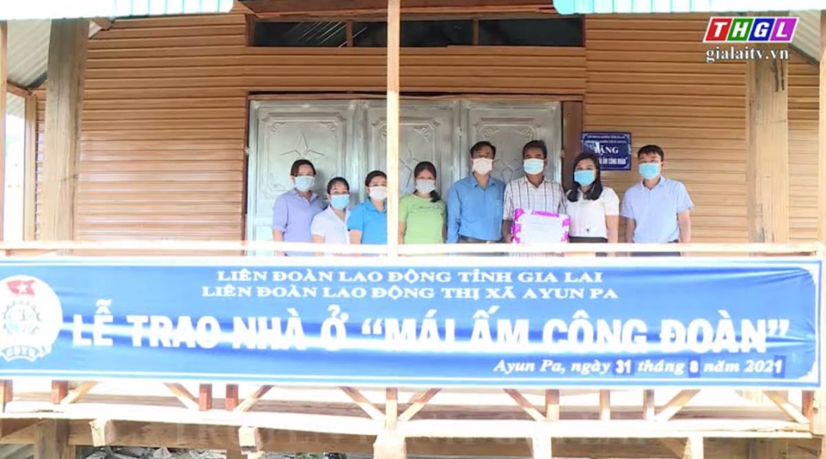 Thị xã Ayun Pa trao nhà mái ấm công đoàn cho đoàn viên có hoàn cảnh khó khăn
