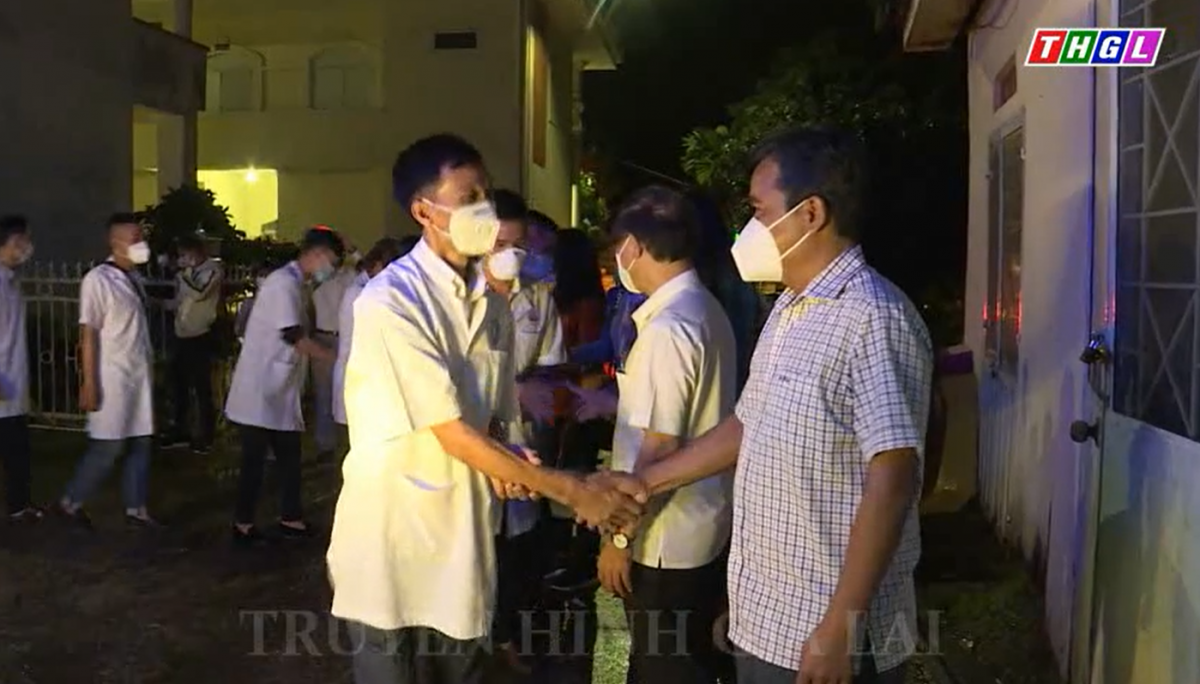 Gia Lai tiễn 18 cán bộ y tế hỗ trợ tỉnh Bình Dương chống dịch COVID-19