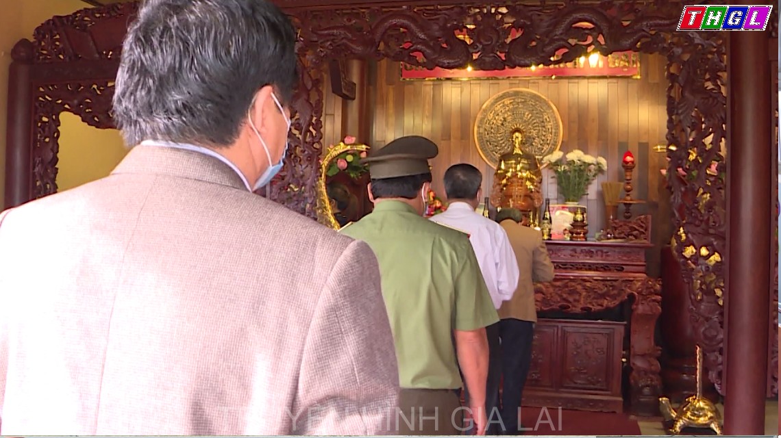 Ban Thường vụ Tỉnh ủy Gia Lai dâng hương tưởng nhớ Chủ tịch Hồ Chí Minh nhân dịp Cách mạng Tháng Tám và Quốc khánh 2/9