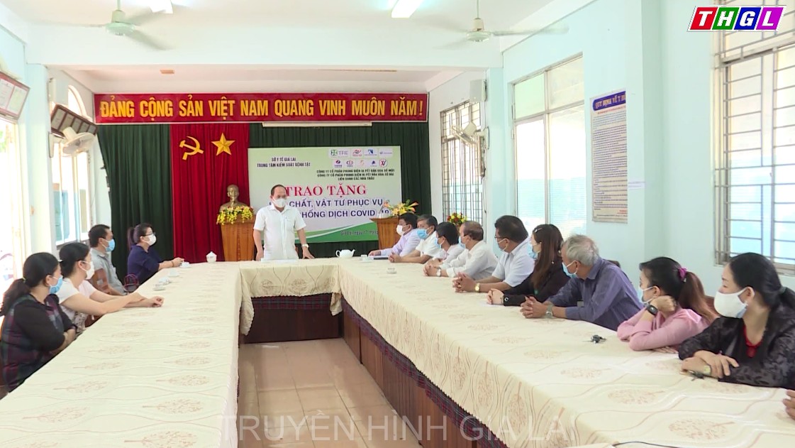 Phó Bí thư Tỉnh ủy Rah Lan Chung thăm, động viên cán bộ Sở Y tế và Trung tâm Kiểm soát bệnh tật tỉnh Gia Lai