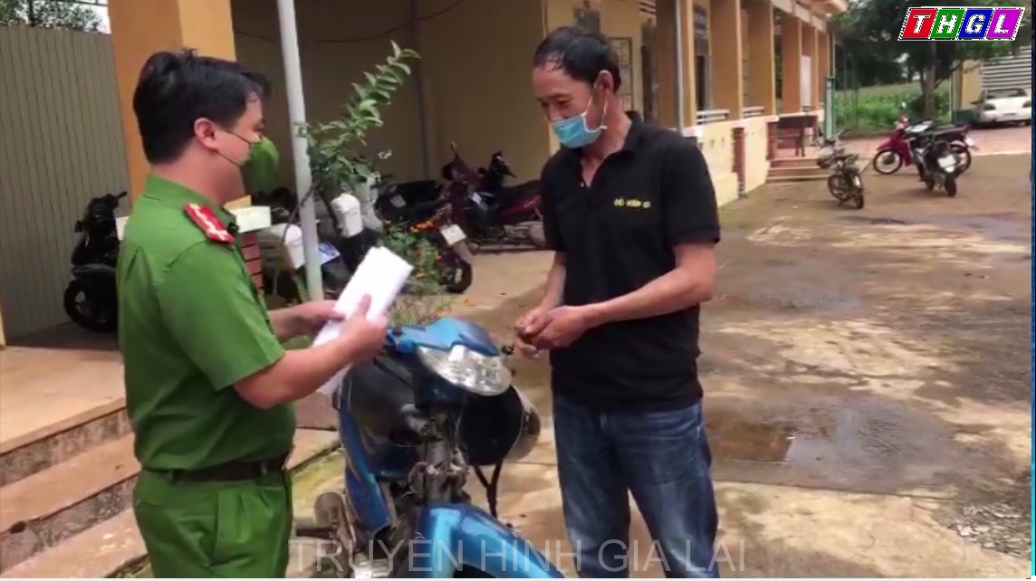 Công an xã Ia Yok (Ia Grai) trao trả 2 xe máy bị mất trộm cho người bị hại