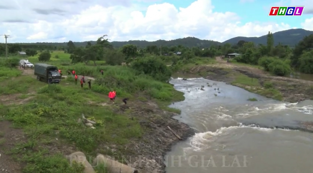 Mang Yang 3 cha con bị nước lũ cuốn trôi khi qua suối