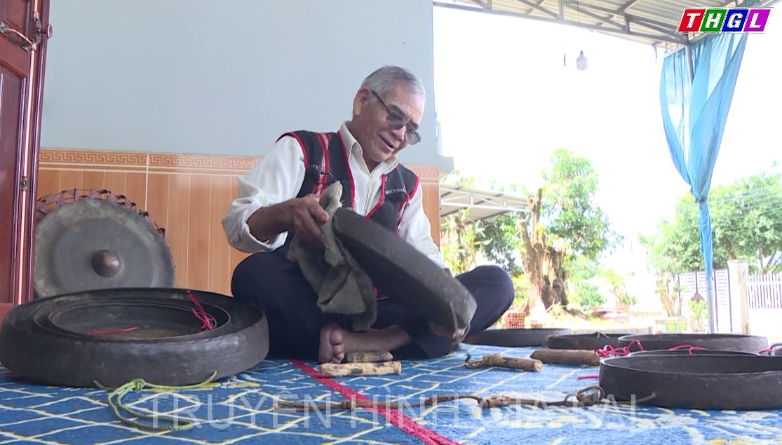 Già làng Ksor Hyuih gìn giữ cồng chiêng