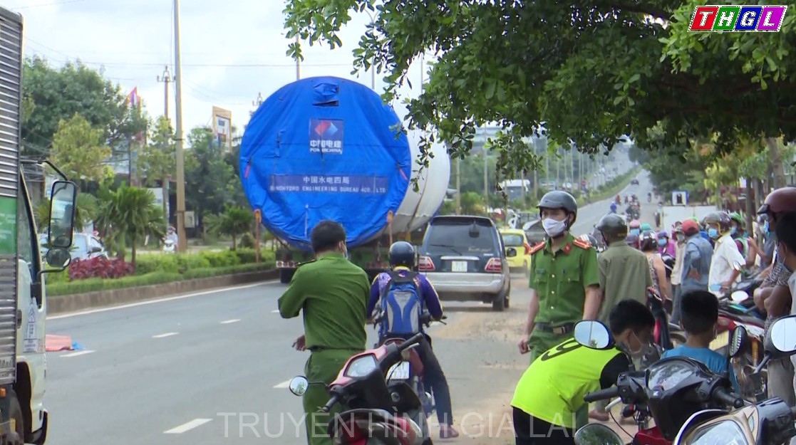 Xe đầu kéo chở thiết bị điện gió tông người phụ nữ tử vong