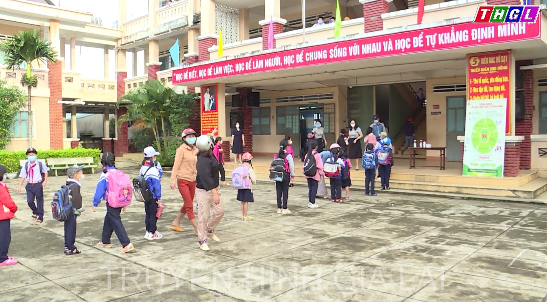 TP. Pleiku: Học sinh “vùng xanh”- vùng bình thường mới ngày đầu đi học tập trung