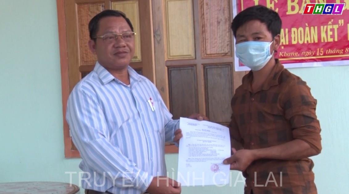 Ủy ban Mặt trận Tổ quốc (MTTQ) Việt Nam thị trấn Kbang bàn giao nhà “Đại đoàn kết” cho gia đìnhhộ nghèo và khó khăn về nhà ở.