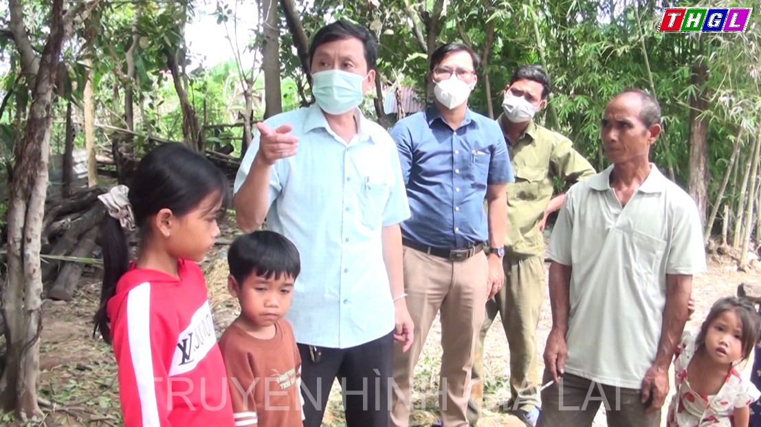 Lãnh đạo huyện Phú Thiện thăm và động viên gia đình thiệt hại  do hỏa hoạn