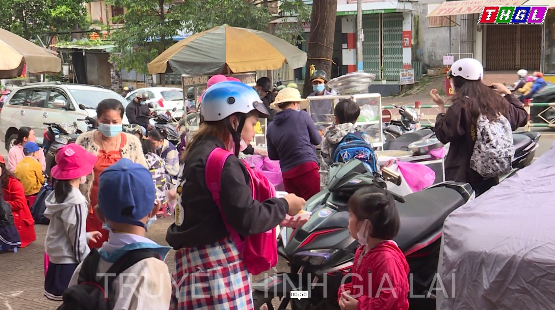 Nguy cơ mất an toàn phòng dịch Covid – 19 từ việc tập trung đưa đón học sinh