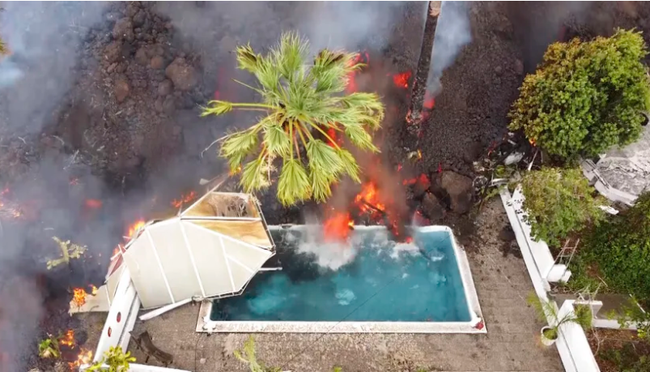 Núi lửa La Palma ở Tây Ban Nha phun trào, dung nham tràn ra khắp các đường phố