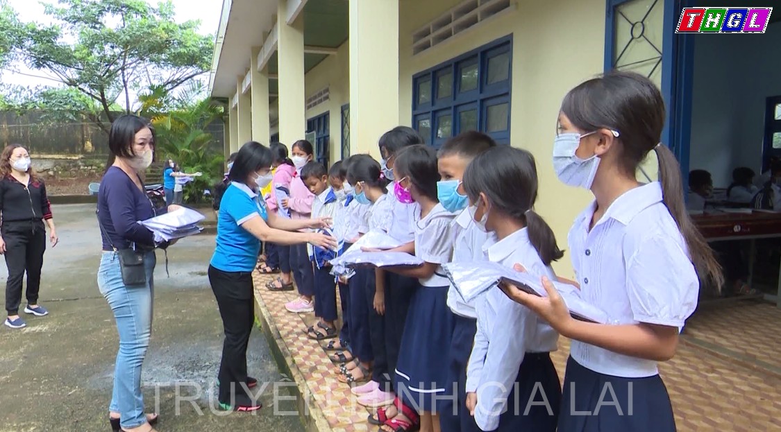 Hội Liên hiệp Phụ nữ Chi Lăng (TP.Pleiku) hỗ trợ học sinh có hoàn cảnh khó khăn