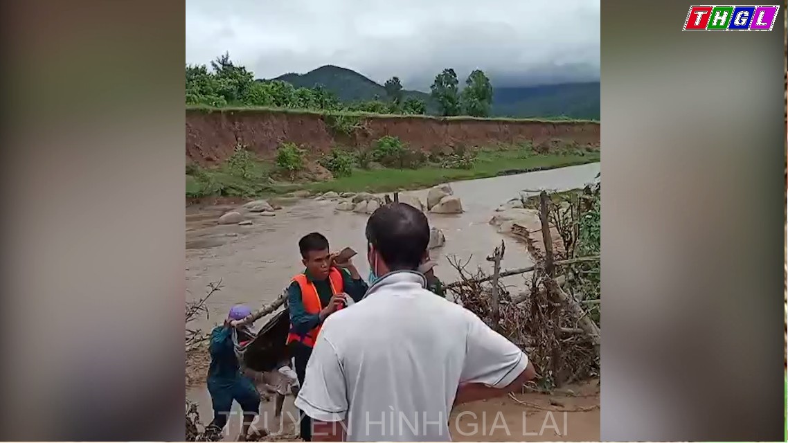 Một phụ nữ bị nước cuốn trôi khi đi qua suối