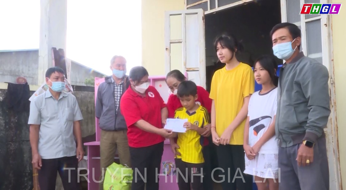 Hội Chữ thập đỏ huyện Chư Pah tặng quà cho 3 trẻ mồ côi tại xã Nghĩa Hưng