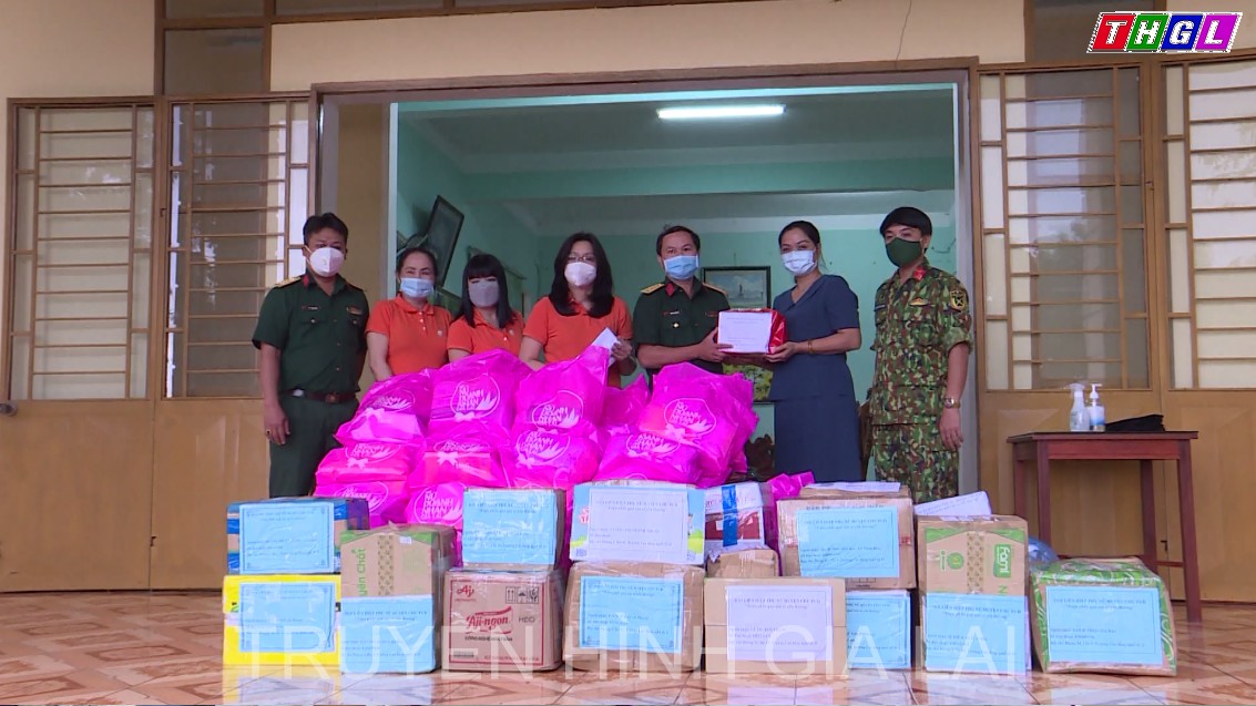Hội LHPN tỉnh Gia Lai tặng quà cho các thai phụ và trẻ em trong khu cách ly