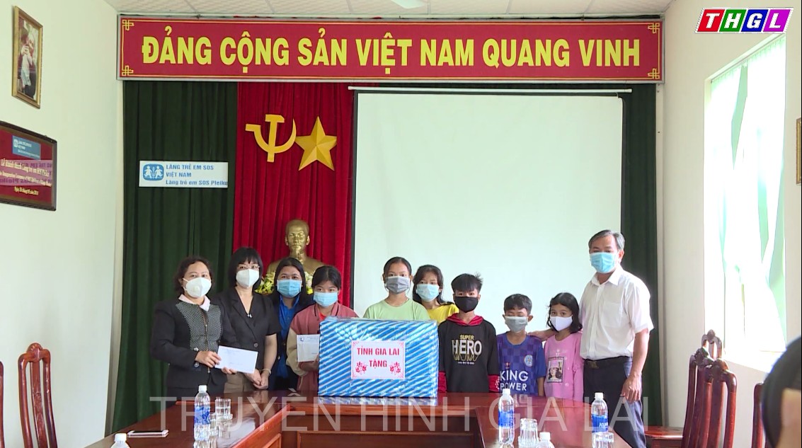 Lãnh đạo tỉnh Gia Lai thăm, tặng quà Tết Trung thu 2021 cho trẻ em