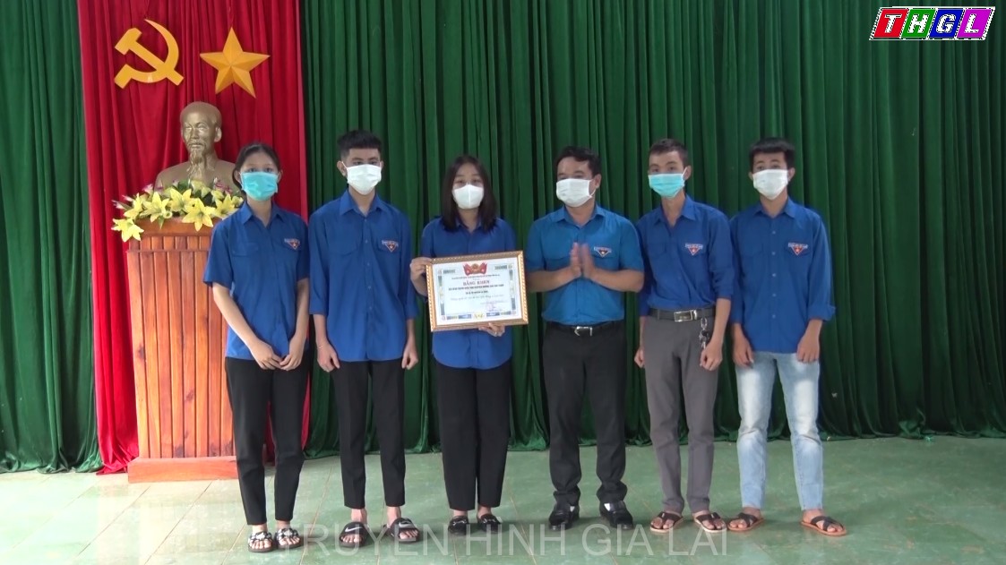 Đoàn Thanh niên tỉnh tặng Bằng khen cho đội TNTN xã Ia Tô, huyện Ia Grai