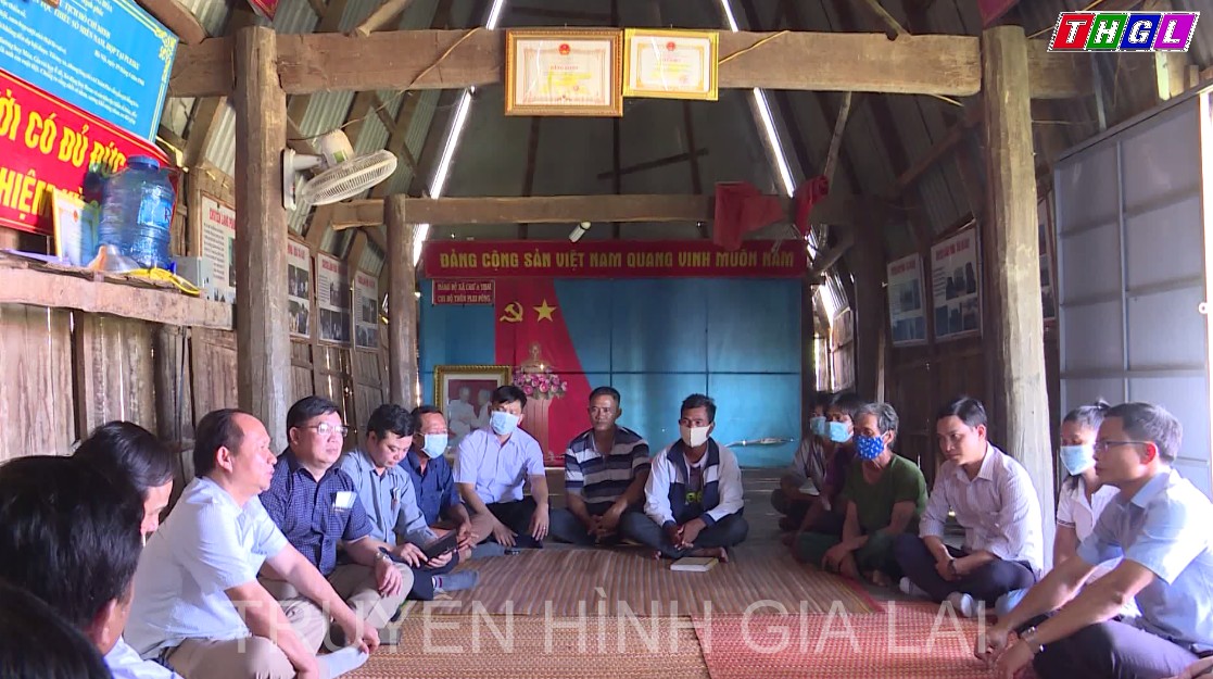 Phó Bí thư Tỉnh ủy Rah Lan Chung thăm, kiểm tra việc xây dựng làng nông thôn mới trong vùng DTTS ở huyện Phú Thiện