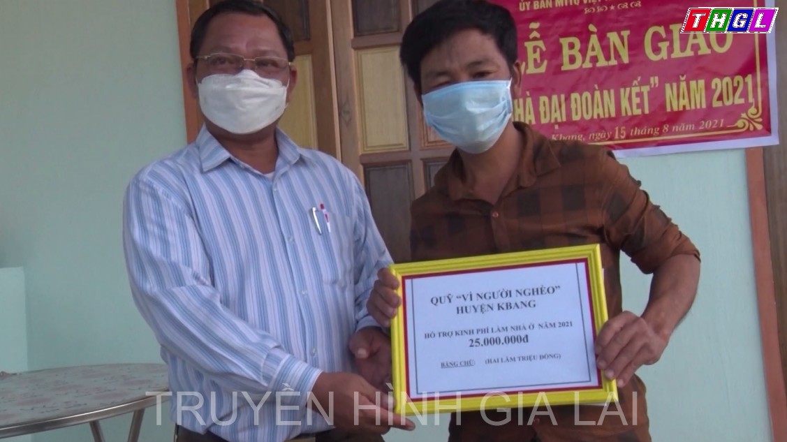 Ủy ban MTTQ Việt Nam huyện Kbang hỗ trợ xây dựng 5 nhà Đại đoàn kết