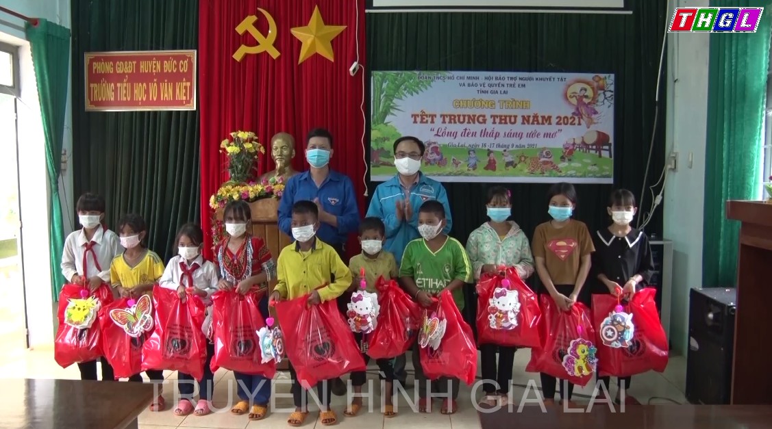 Trao 150 phần quà Trung thu cho thiếu nhi nghèo xã Ia Dơk huyện Đức Cơ   