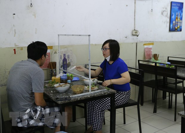 Nhiều địa phương nới lỏng giãn cách, mở lại các dịch vụ