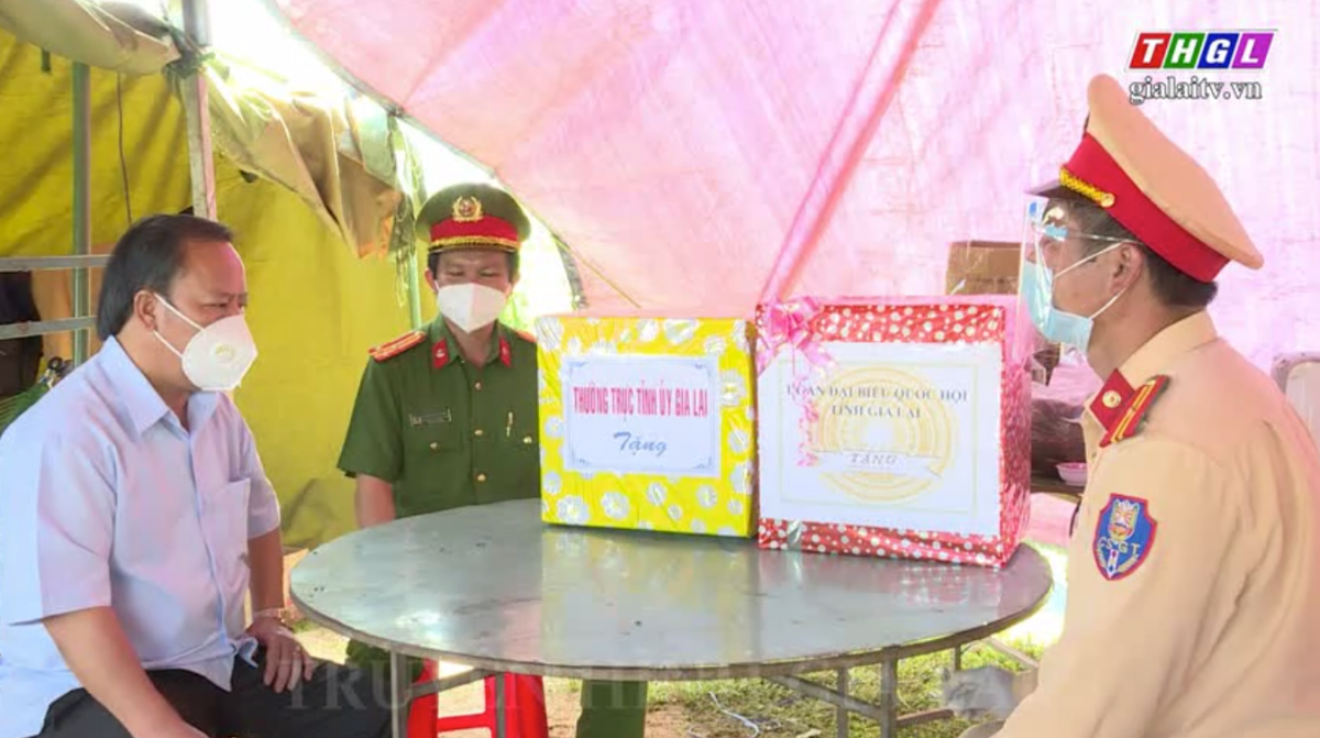 Phó Bí thư Thường trực Tỉnh ủy, Trưởng Đoàn đại biểu Quốc hội tỉnh Gia Lai Châu Ngọc Tuấn thăm, tặng quà các chốt kiểm soát phòng dịch Covid-19