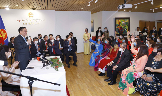 Chủ tịch Quốc hội gặp cộng đồng người Việt tại Phần Lan